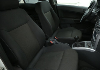 Подержанный автомобиль Opel Astra Sedan 2012 года (10 фото)