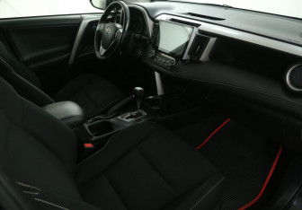 Подержанный автомобиль Toyota RAV4 2016 года (9 фото)
