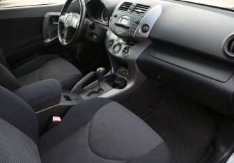 Подержанный автомобиль Toyota RAV4 2006 года (9 фото)