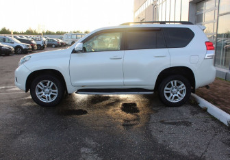 Подержанный автомобиль Toyota Land Cruiser Prado 2011 года (4 фото)