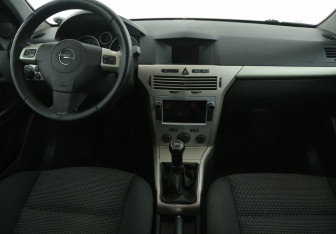 Подержанный автомобиль Opel Astra Hatchback 2008 года (12 фото)