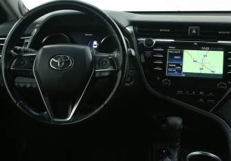Подержанный автомобиль Toyota Camry Sedan 2018 года (15 фото)