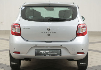 Подержанный автомобиль Renault Sandero 2015 года (3 фото)