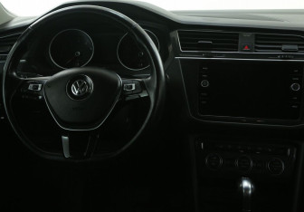 Подержанный автомобиль Volkswagen Tiguan 2019 года (16 фото)
