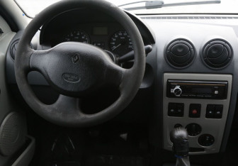 Подержанный автомобиль Renault Logan Sedan 2005 года (14 фото)