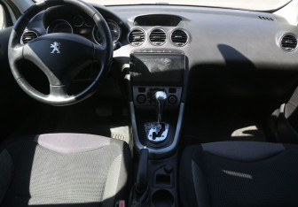 Подержанный автомобиль Peugeot 308 Hatchback 2011 года (12 фото)