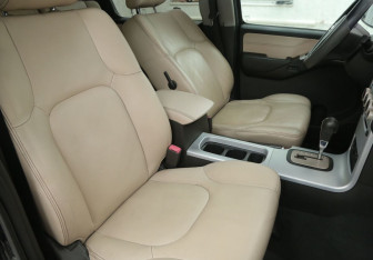 Подержанный автомобиль Nissan Pathfinder 2008 года (10 фото)