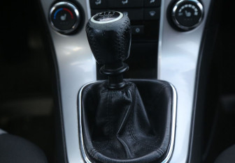 Подержанный автомобиль Chevrolet Cruze Hatchback 2013 года (15 фото)