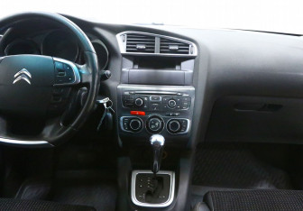 Подержанный автомобиль Citroen C4 Hatchback 2011 года (8 фото)