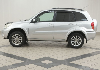 Подержанный автомобиль Toyota RAV4 2004 года (7 фото)
