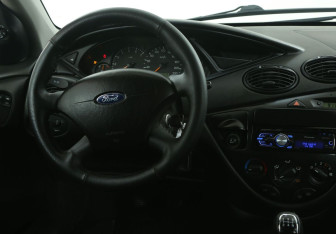 Подержанный автомобиль Ford Focus Sedan 2003 года (14 фото)