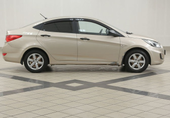 Подержанный автомобиль Hyundai Solaris Sedan 2011 года (5 фото)