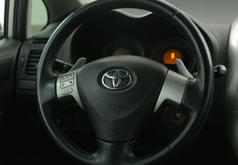 Подержанный автомобиль Toyota Auris Hatchback 2007 года (17 фото)