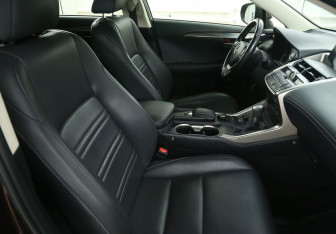 Подержанный автомобиль Lexus NX 2017 года (10 фото)