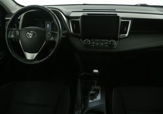 Подержанный автомобиль Toyota RAV4 2016 года (12 фото)