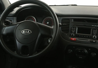 Подержанный автомобиль Kia Rio Hatchback 2010 года (14 фото)