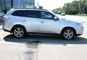 Подержанный автомобиль Mitsubishi Outlander 2013 года (7 фото)