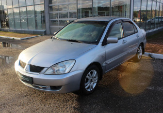 Подержанный автомобиль Mitsubishi Lancer Sedan 2005 года (3 фото)