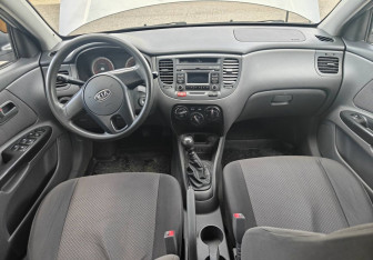 Подержанный автомобиль Kia Rio Sedan 2010 года (14 фото)