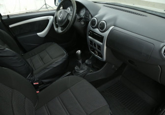 Подержанный автомобиль Renault Sandero 2011 года (9 фото)