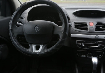 Подержанный автомобиль Renault Fluence 2010 года (13 фото)