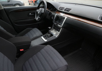 Подержанный автомобиль Volkswagen Passat CC 2011 года (9 фото)