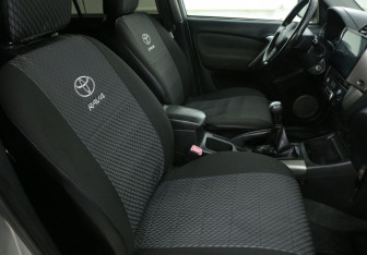 Подержанный автомобиль Toyota RAV4 2004 года (10 фото)