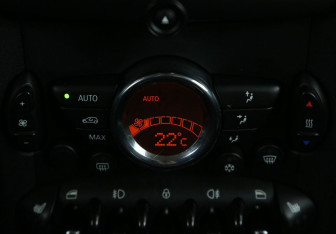 Подержанный автомобиль MINI Hatch 2011 года (15 фото)