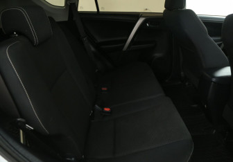 Подержанный автомобиль Toyota RAV4 2018 года (11 фото)
