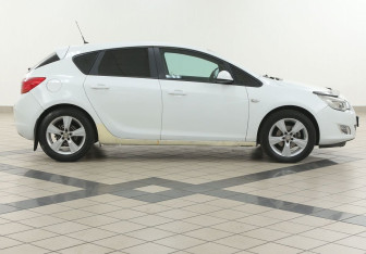 Подержанный автомобиль Opel Astra Hatchback 2011 года (5 фото)
