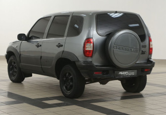 Подержанный автомобиль Chevrolet Niva 2004 года (2 фото)