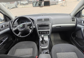 Подержанный автомобиль Skoda Octavia Liftback 2009 года (14 фото)