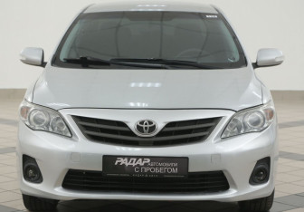 Подержанный автомобиль Toyota Corolla Sedan 2011 года (6 фото)