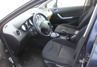 Подержанный автомобиль Peugeot 408 2013 года (10 фото)