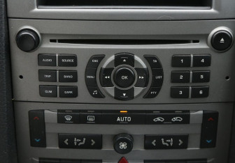 Подержанный автомобиль Peugeot 407 Sedan 2005 года (15 фото)