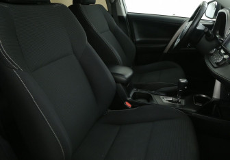 Подержанный автомобиль Toyota RAV4 2018 года (10 фото)