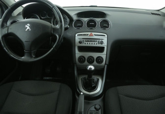 Подержанный автомобиль Peugeot 408 2012 года (12 фото)