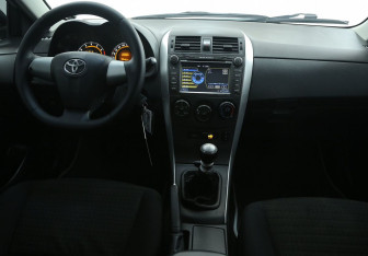 Подержанный автомобиль Toyota Corolla Sedan 2011 года (12 фото)