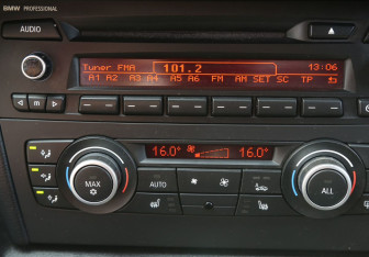 Подержанный автомобиль BMW X1 2012 года (15 фото)