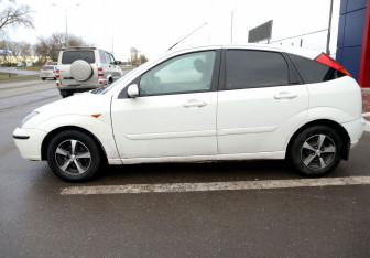 Подержанный автомобиль Ford Focus Hatchback 2005 года (8 фото)