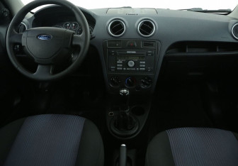 Подержанный автомобиль Ford Fusion 2006 года (12 фото)