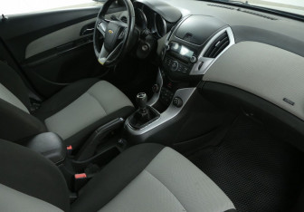 Подержанный автомобиль Chevrolet Cruze Sedan 2012 года (9 фото)
