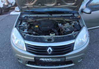 Подержанный автомобиль Renault Sandero 2011 года (13 фото)