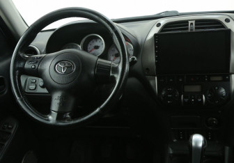 Подержанный автомобиль Toyota RAV4 2004 года (13 фото)