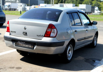 Подержанный автомобиль Renault Symbol 2004 года (6 фото)