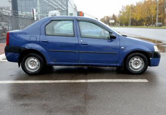 Подержанный автомобиль Renault Logan Sedan 2005 года (7 фото)