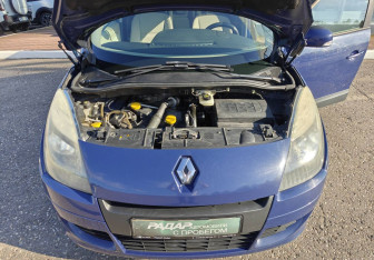 Подержанный автомобиль Renault Scenic 2009 года (18 фото)