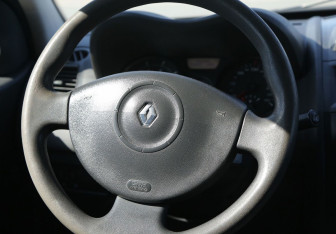 Подержанный автомобиль Renault Megane Sedan 2007 года (17 фото)