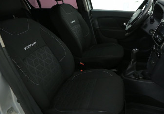 Подержанный автомобиль Renault Sandero 2016 года (10 фото)