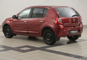 Подержанный автомобиль Renault Sandero 2010 года (2 фото)